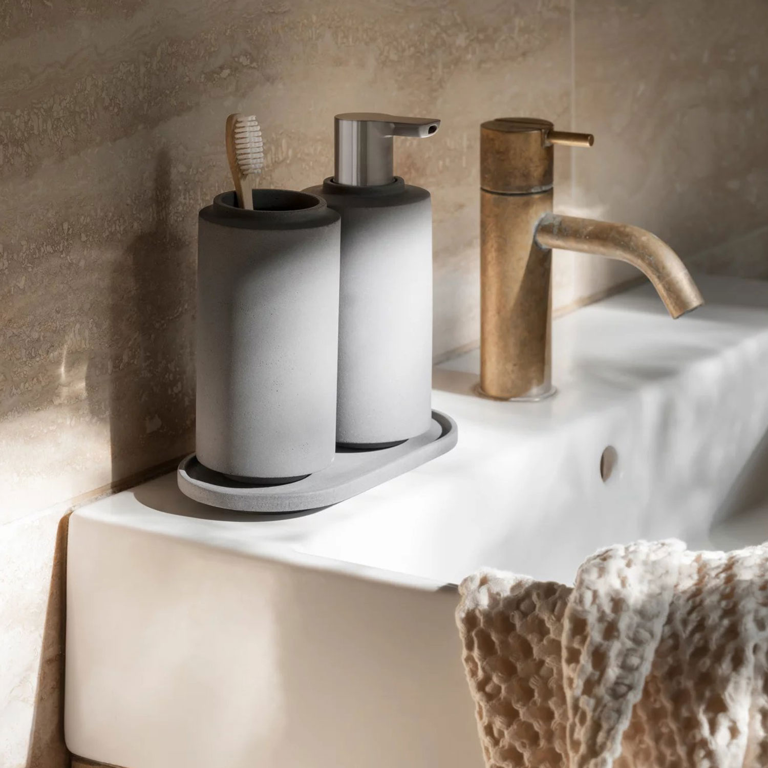 blomus CRETO Ablageschale micro chip 65497 am Waschbecken heausgezoomt 104894