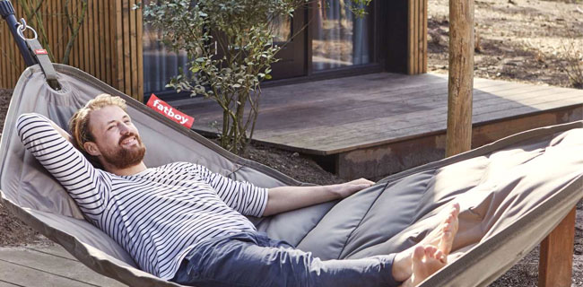 Fatboy Hängematte grau im Garten