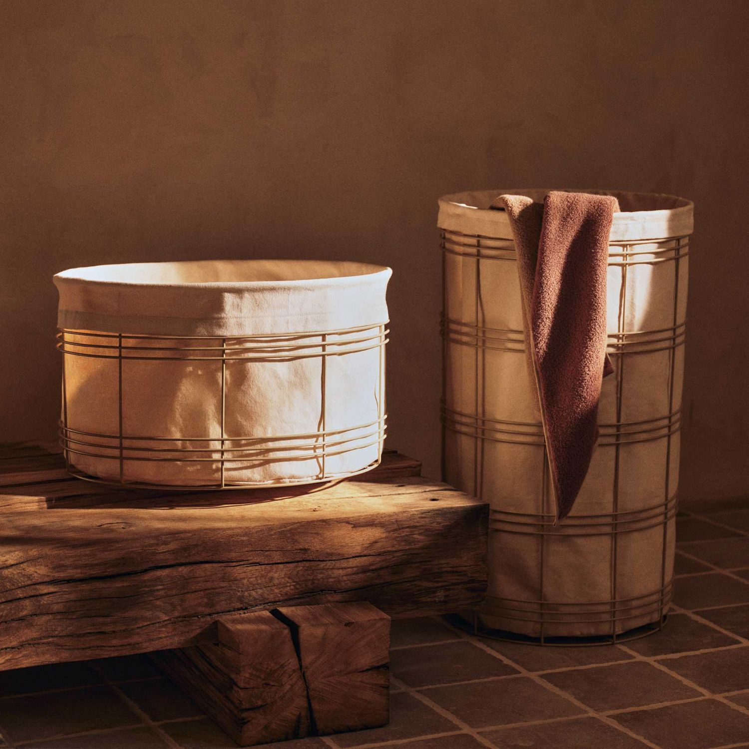 Ferm Living - Fio Wäschekorb cashmere/natural hoch