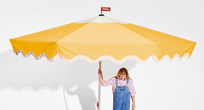 Fatboy Sonnenschutz Pensol Sonnenschirm mit Frau
