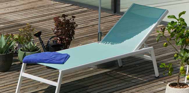 Liegestühle & Liegen Fiam Ocean Sonnenliege in grün unter einem Sonnenschirm