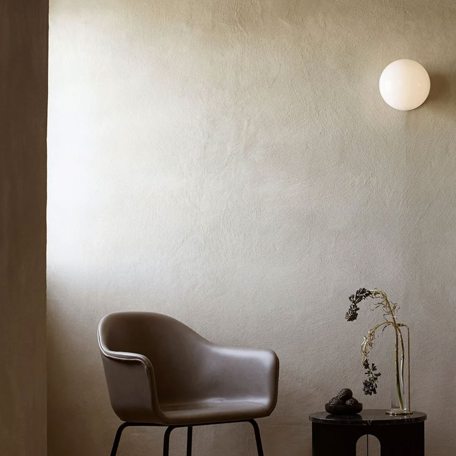 Audo - TR Bulb Decken- und Wandleuchte schwarz / matt opal