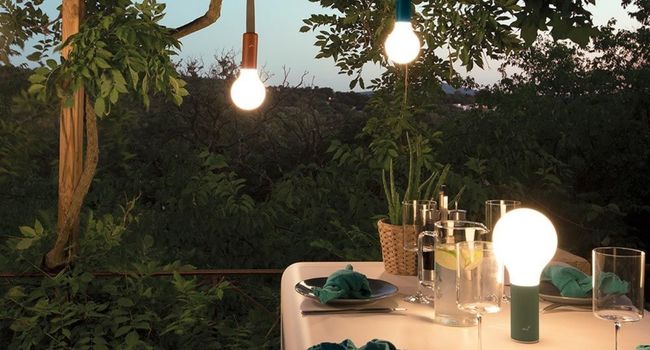 Fermob Lampe Aplo LED Lampe auf Tisch