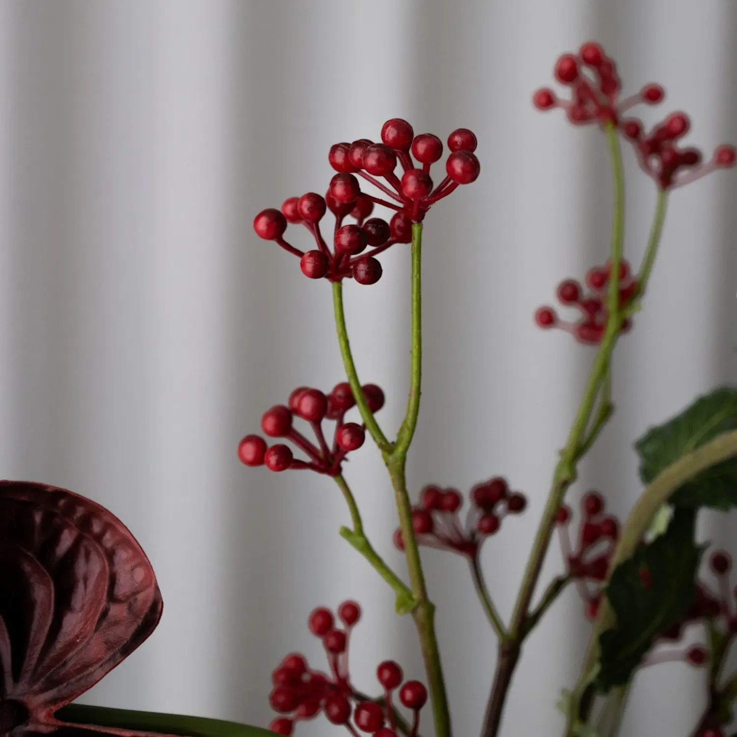 BLOOM OBJECTS - Frosty Berry Kunstblumenstrauß