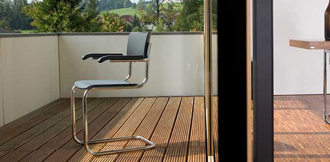 Thonet Freischwinger S43F draußen auf der Terrasse