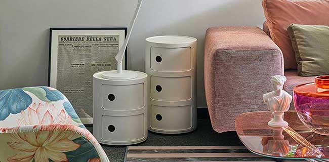 Kartell Componibili weiß im Zimmer