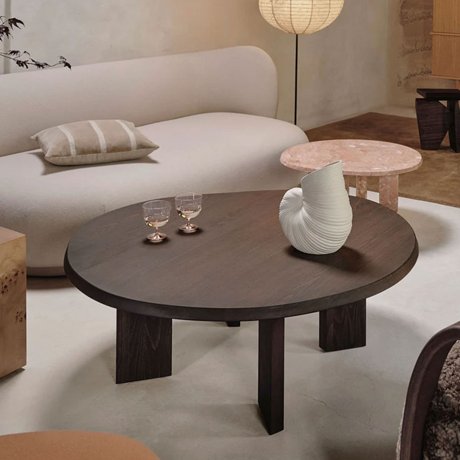 ferm LIVING Tarn Couchtisch Buche dunkel gebeizt 1104270014 im Wohnzimmer 104320