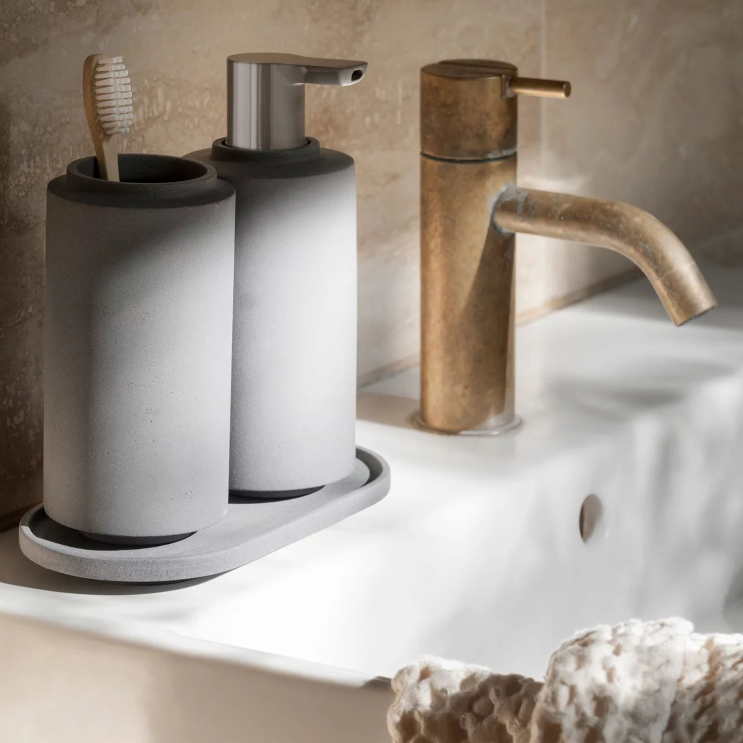 blomus CRETO Seifenspender micro chip 65493 am Waschbecken 104626