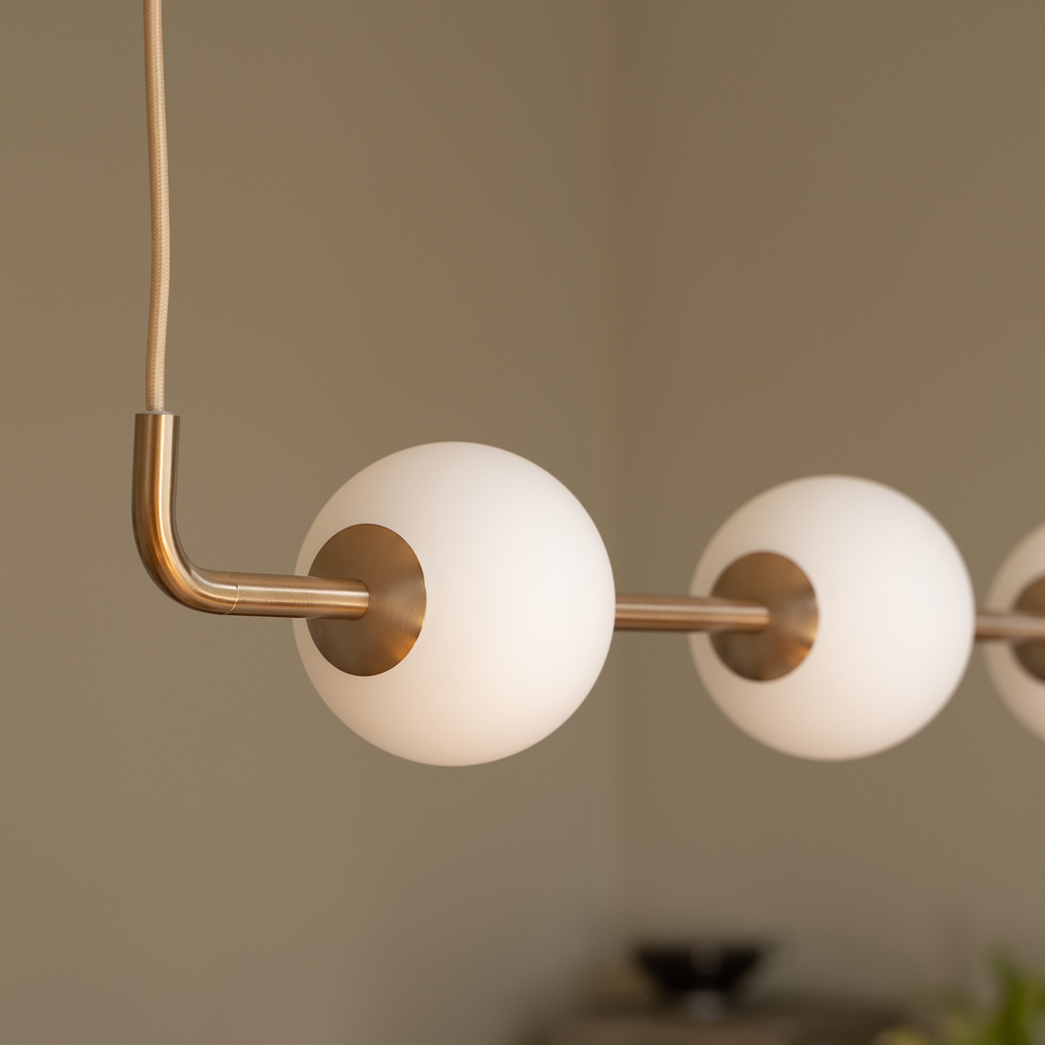 UMAGE - Audrey Linear Pendelleuchte messing