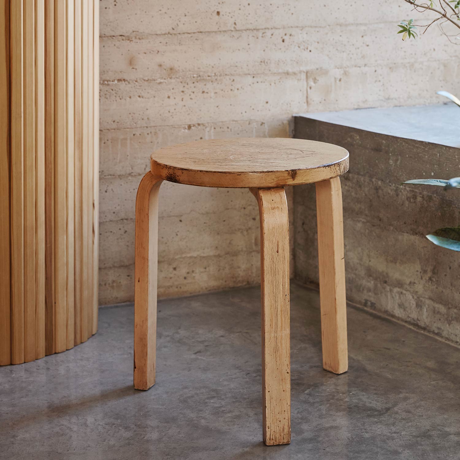 artek hocker 60 honey close up ambiente 90670