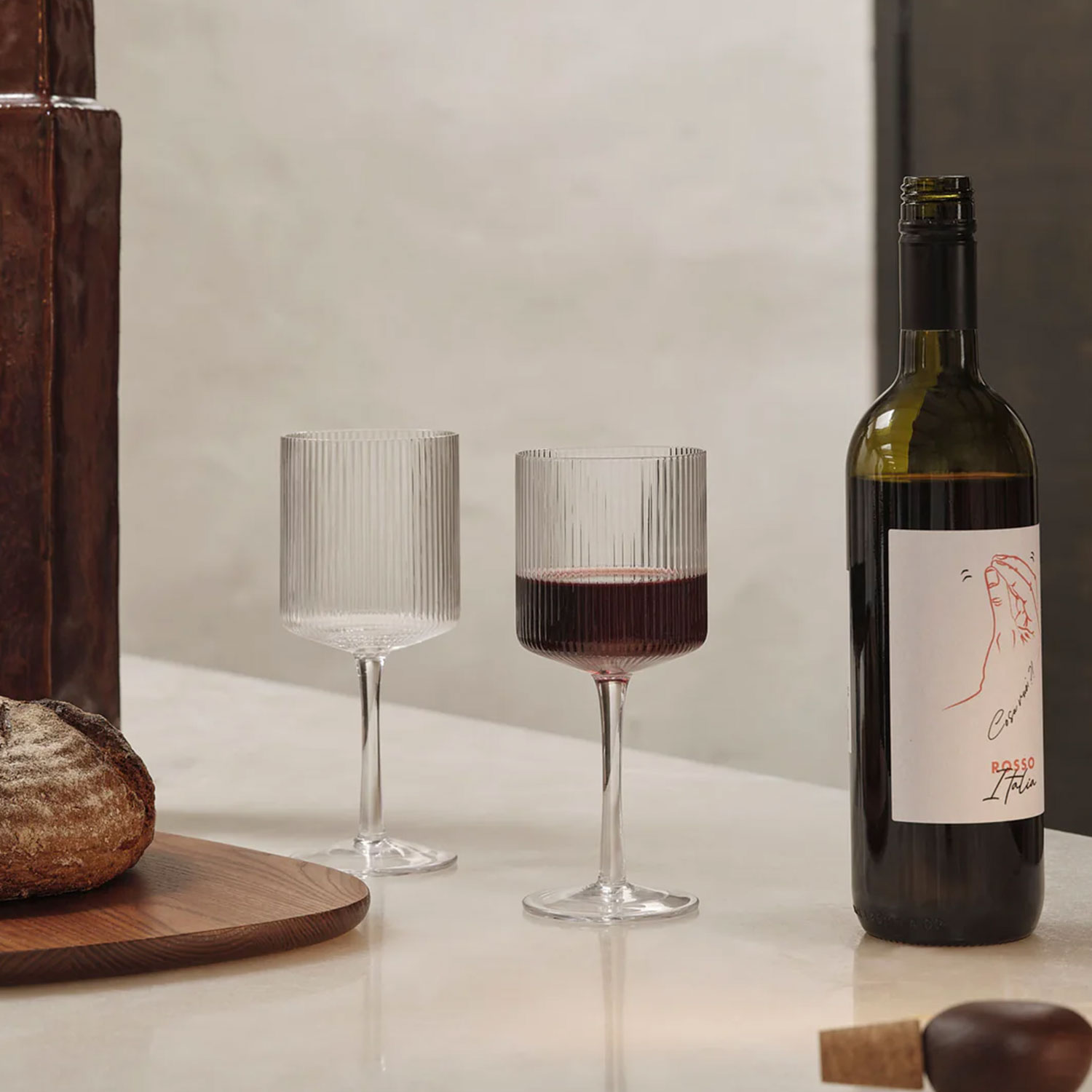 ferm LIVING Ripple Rotweinglaeser 2er Set klar 1104270091 auf Tisch 104478