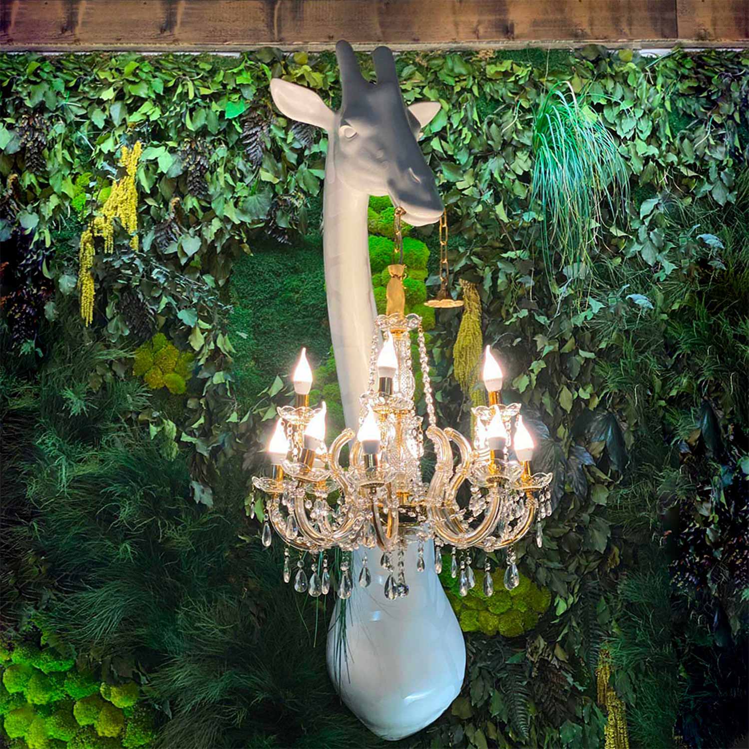 qeebo giraffe in love wandleuchte weiss gruene wand 97464