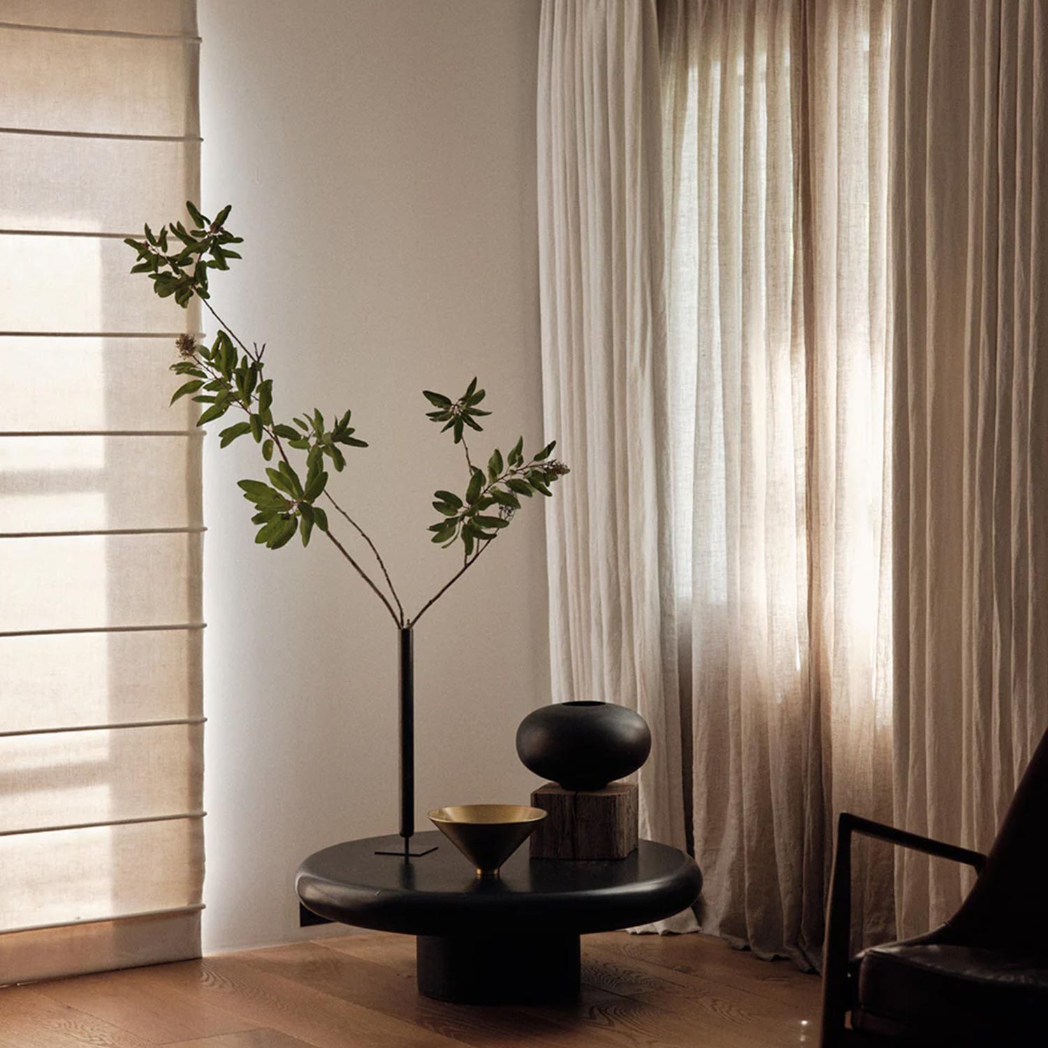 Audo Stance Vase 40 cm auf Tisch 103694