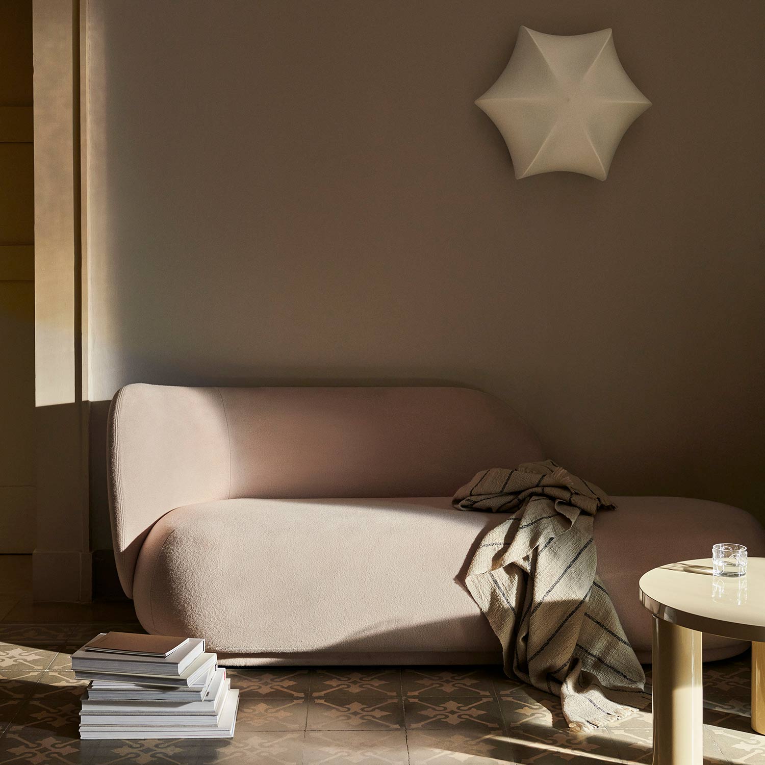 ferm living poem wand leuchte wohnzimmer sofa 90929