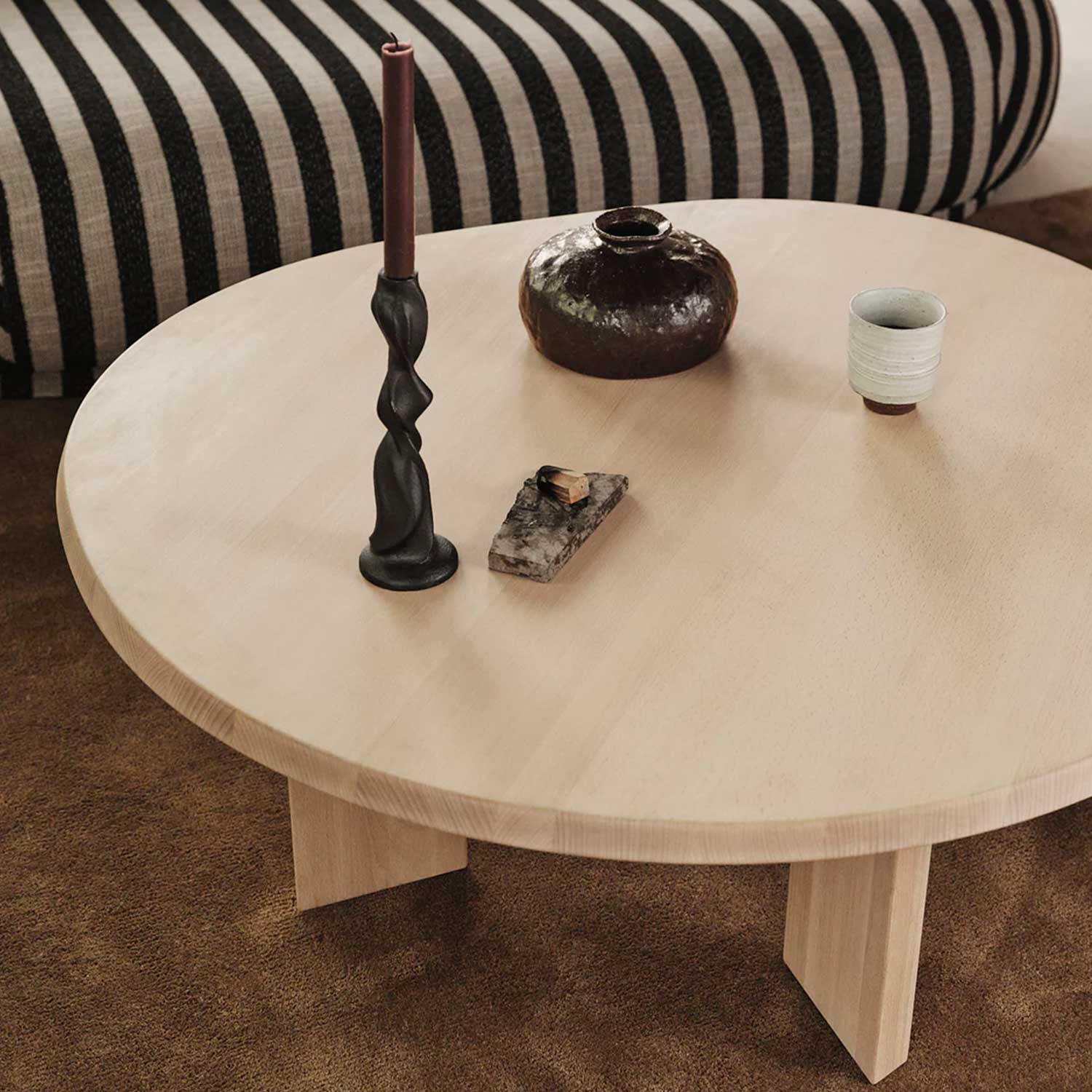 ferm LIVING Tarn Couchtisch Buche weiss geoelt 1104270013 neben Sofa 104317