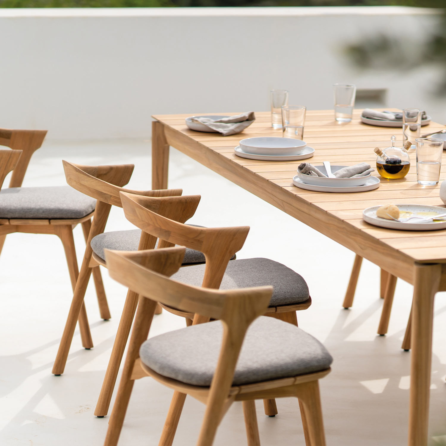 ethnicraft bok stuhl fuer draussen tafel ambiente mit kissen 84271