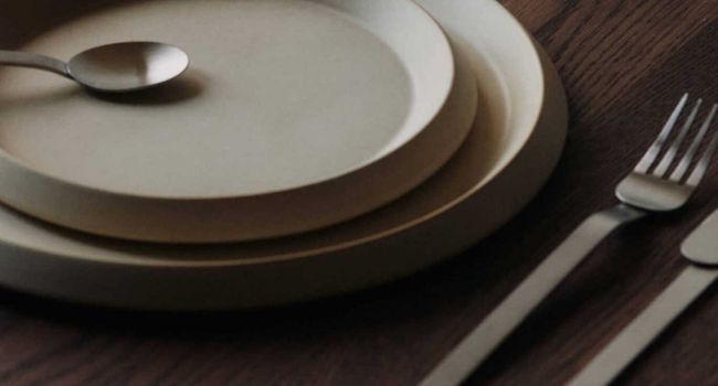 Ferm Living Küche Stelo Besteck 4er-Set auf Tisch am Teller