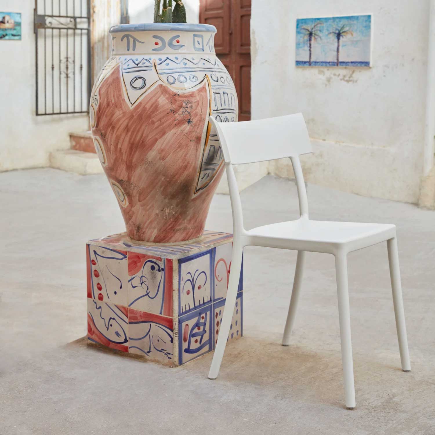 kartell catwalk mat stuhl weiss innenhof 102720