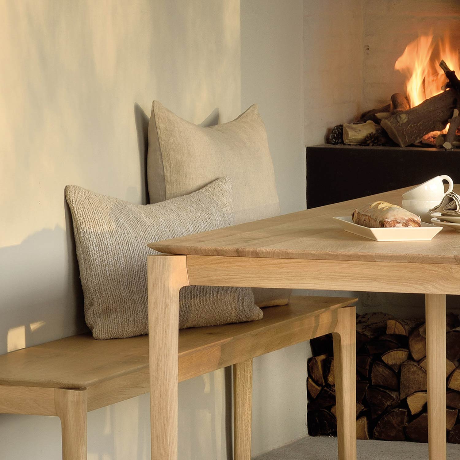 ethnicraft bok tisch eiche ambiente bank stuehle close up 84493