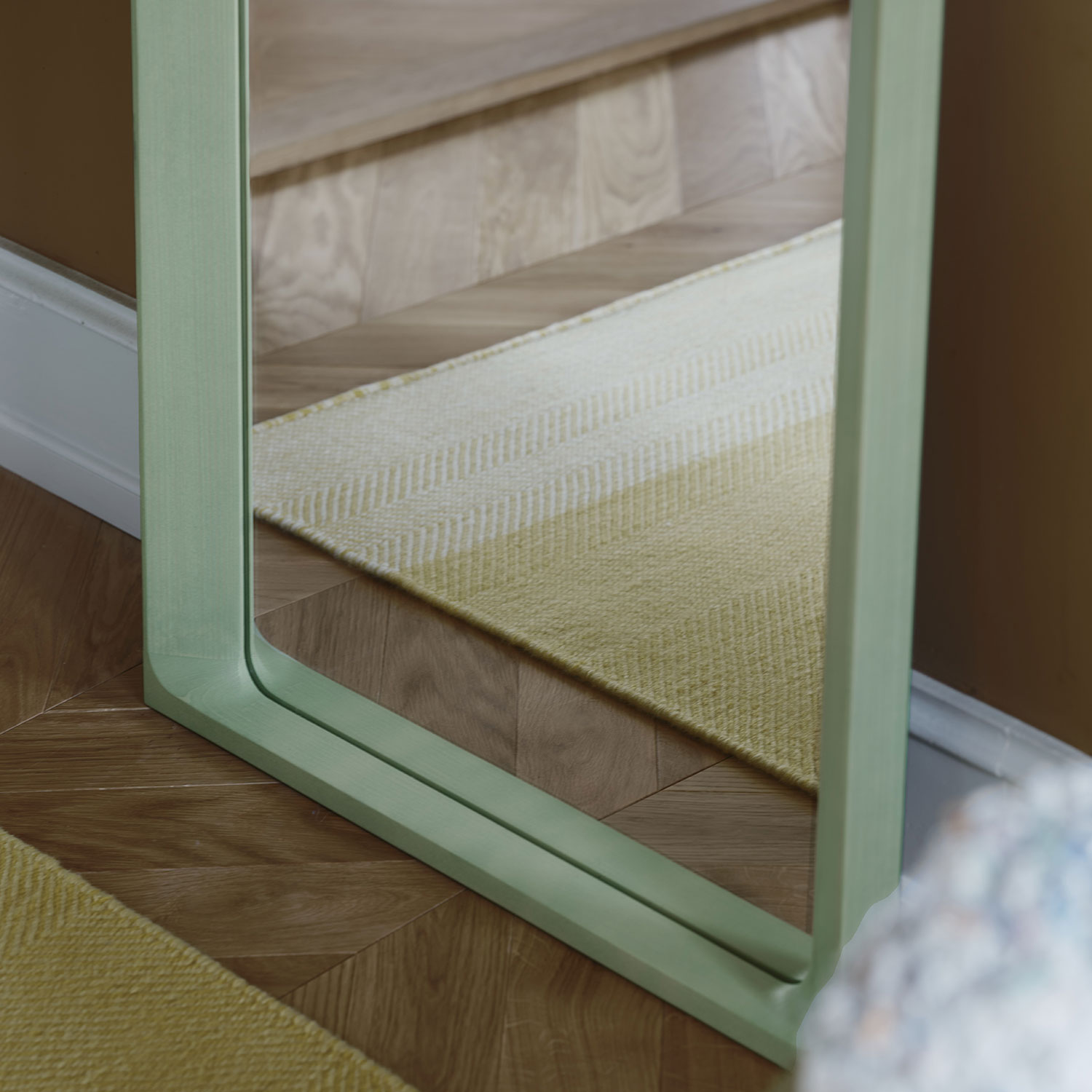 muuto Arced mirror 170x61 light green detail 99385