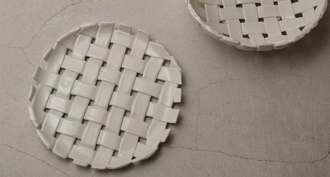 Ferm Living Teller Plait Servierteller auf Steinplatte