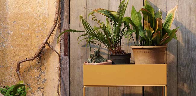 Ferm Living Plantbox bepflanzt auf der Terrasse