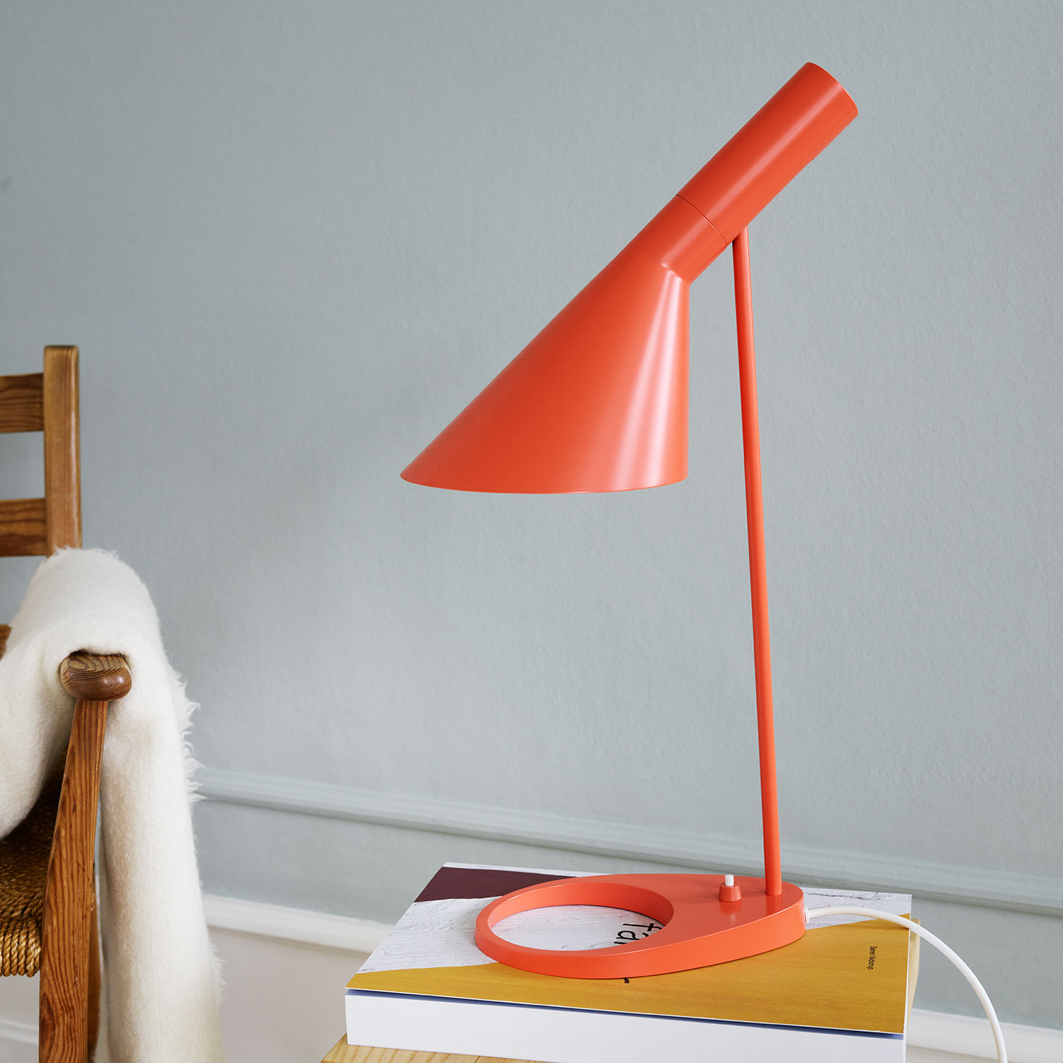 Louis Poulsen AJ Tischlampe electric orange 106054