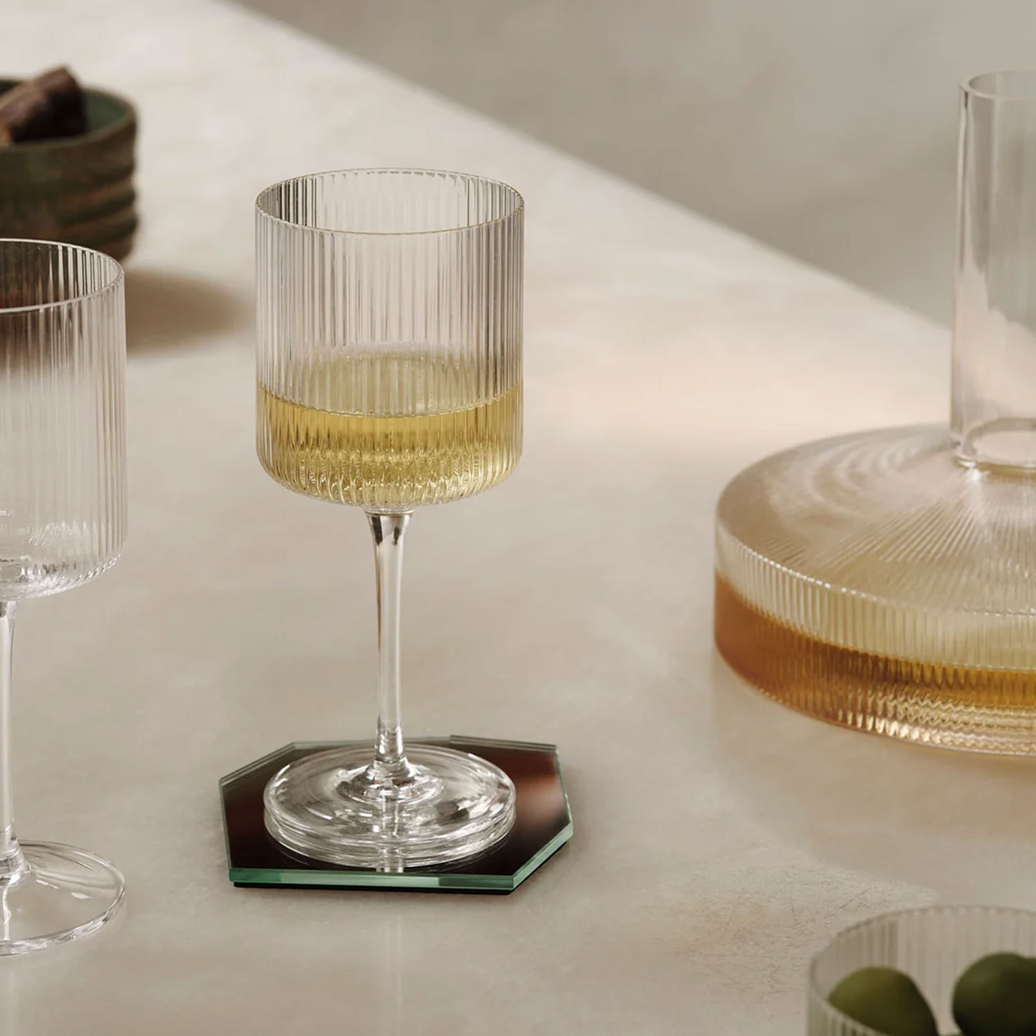 ferm LIVING Ripple Weissweinglaeser 2er Set klar 1104270095 auf Tisch 104451