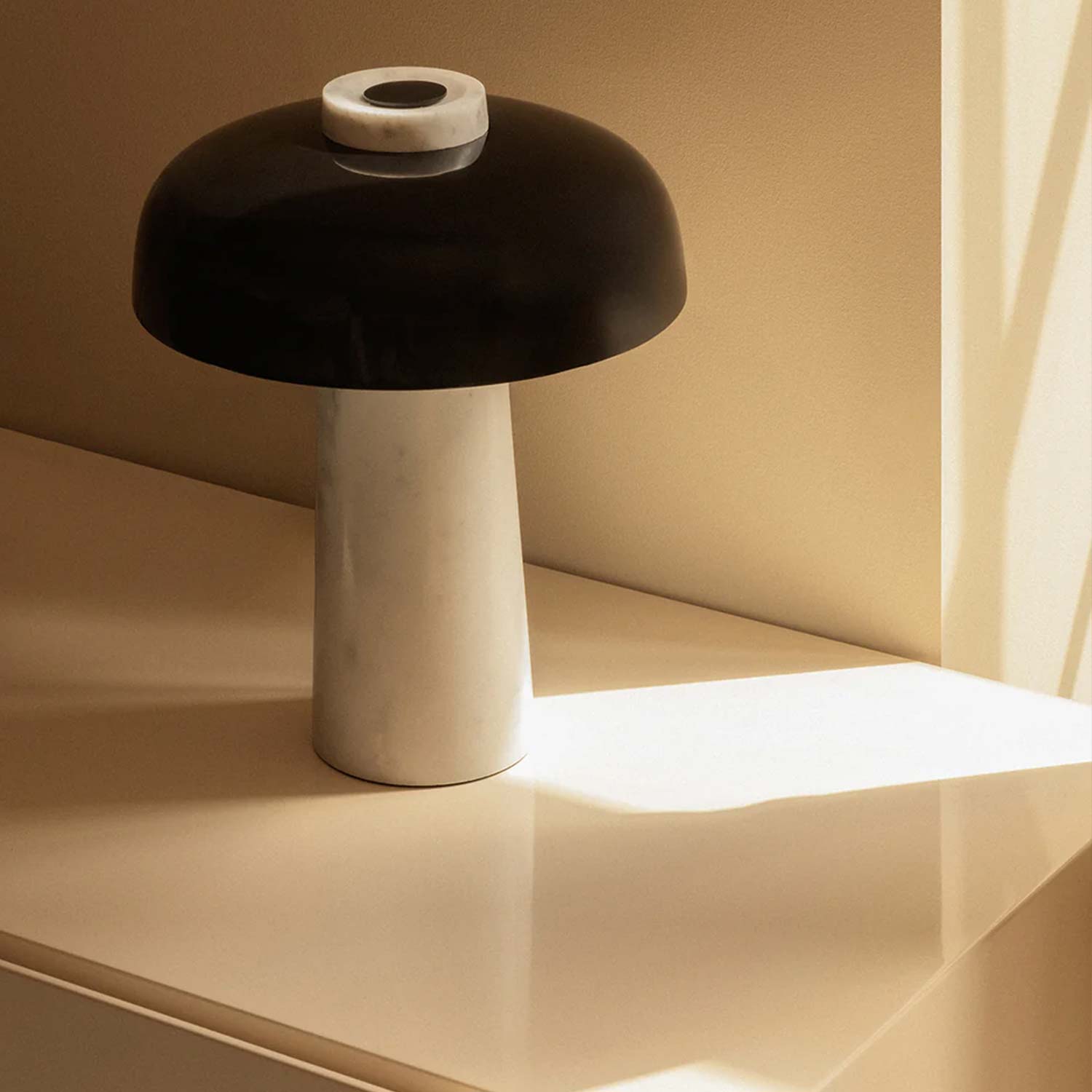 Audo - Reverse Tischleuchte schwarz