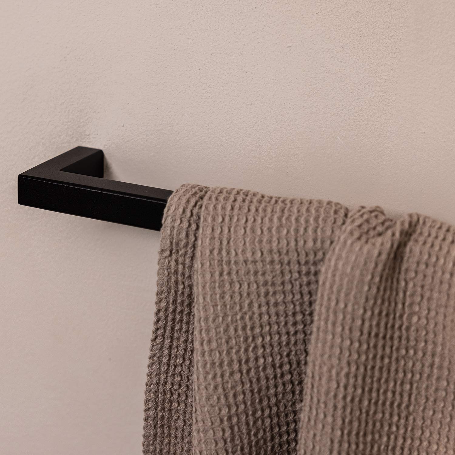 metallbude vana handtuchhalter schwarz eckig handtuch close up 96768
