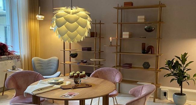 UMAGE Lampe Silvia Leuchte über Tisch