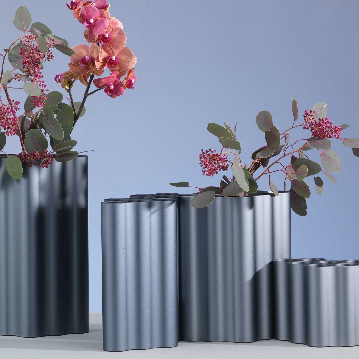 Vitra - Nuage Vase small stahlblau eloxiert