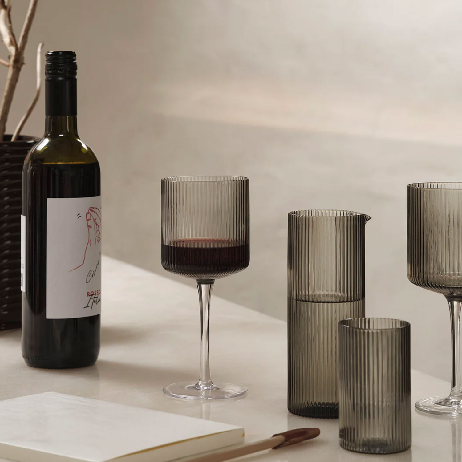 ferm LIVING Ripple Milchkaennchen smoked grey 1104270136 auf Tisch 104485