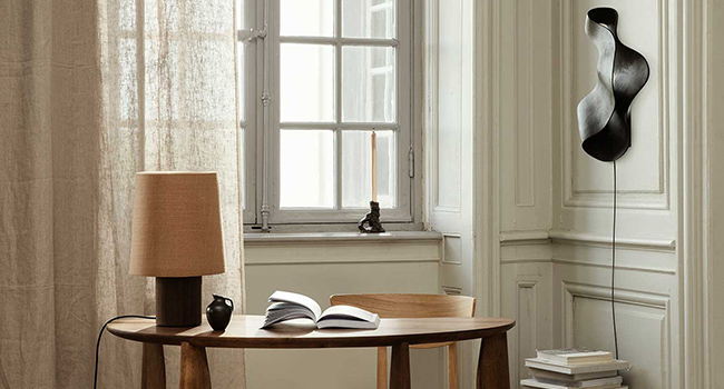 Ferm Living Lampe Oyster Wandleuchte nahe Tisch