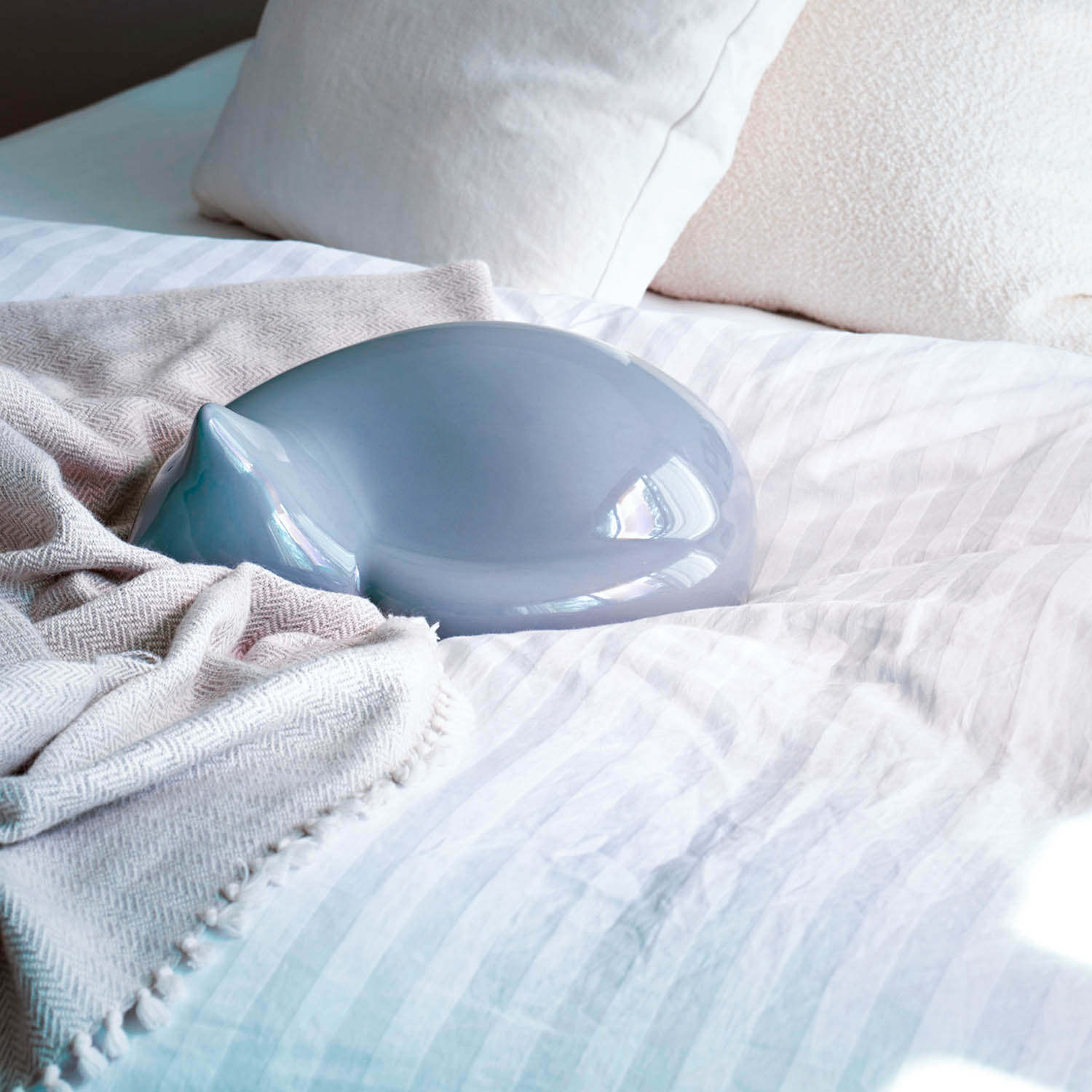 Resting Cat Ambiente blau Vitra auf dem Bett