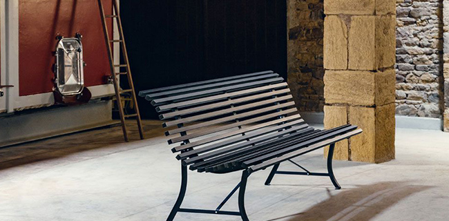 Fermob Gartenmöbel Louisiane Bank blau im Gewerbegebiet