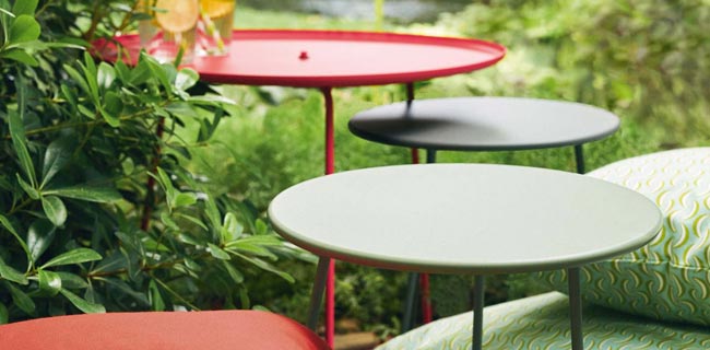 Outdoor Beistelltisch Fermob Cocette bunt drei draußen im Garten