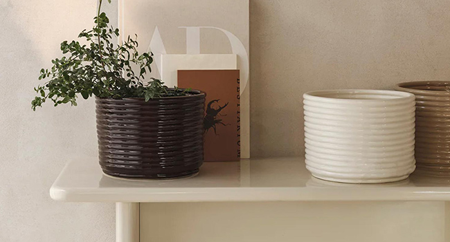 Ferm Living Blumentopf Corduroy Übertopf auf Anrichte