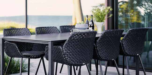 Cane-line Tisch Pure Esstisch in schwarz mit Stühlen auf der Terrasse
