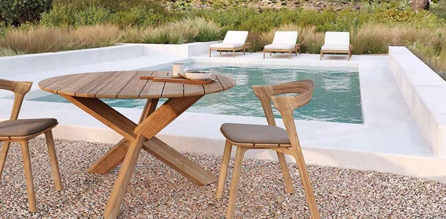 Ethnicraft Bok Teak Outdoor Stuhl und Tisch an einem Pool