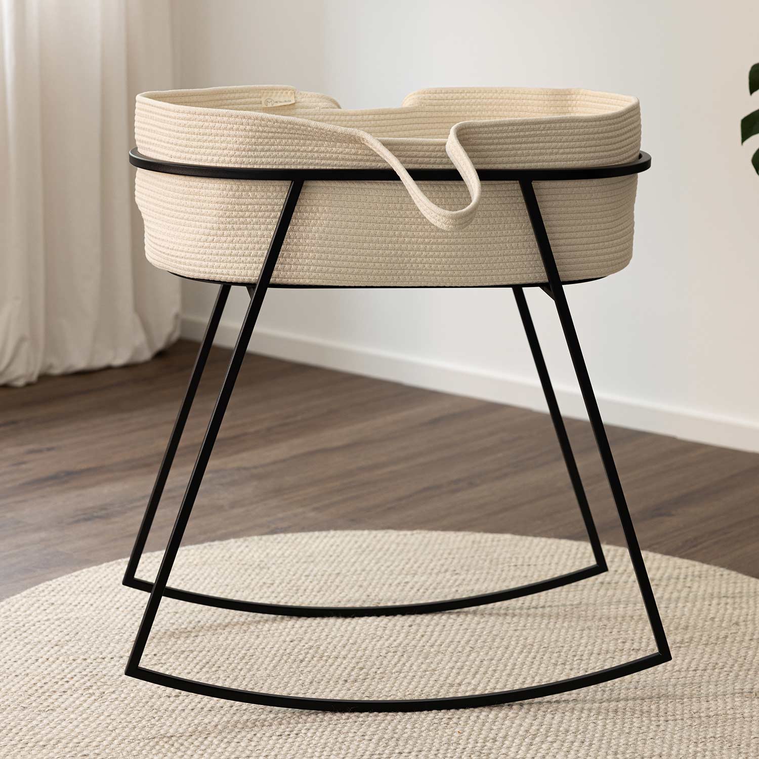 metallbude korsina babywiege schwarz korb beige kinderzimmer close up 96899