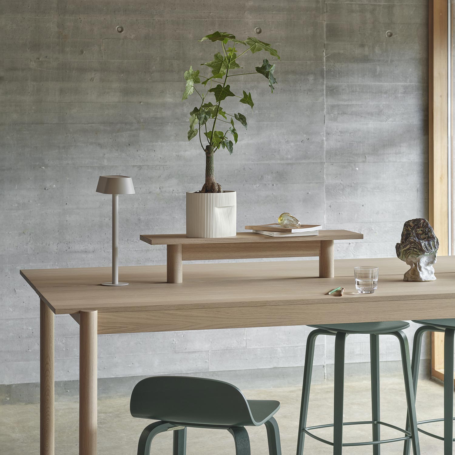 muuto Ridge Blumentopf off white auf tisch 105333