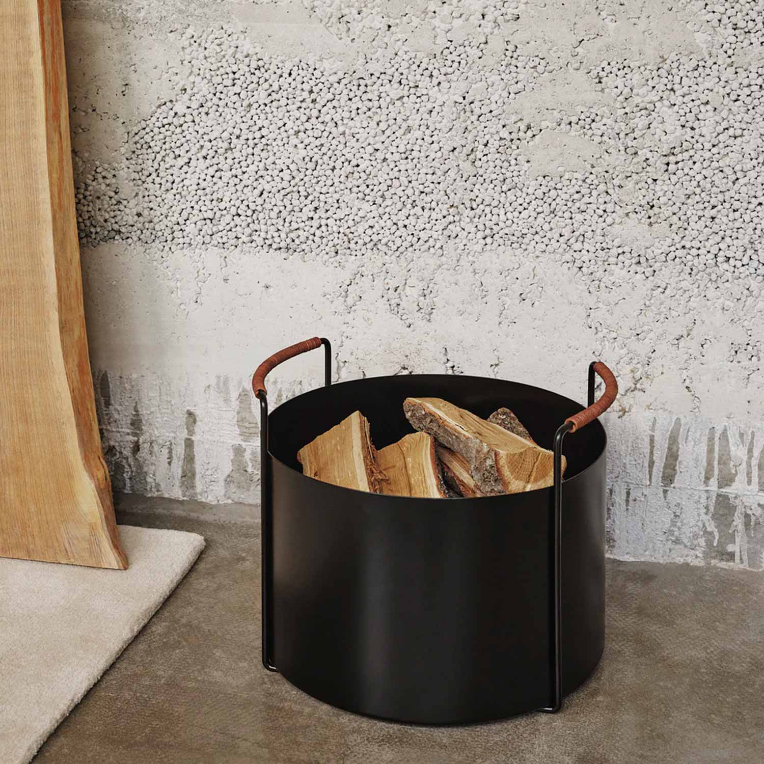 ferm LIVING Port Feuerholzkessel Firewood Bucket Schwarz Ambiente 104673
