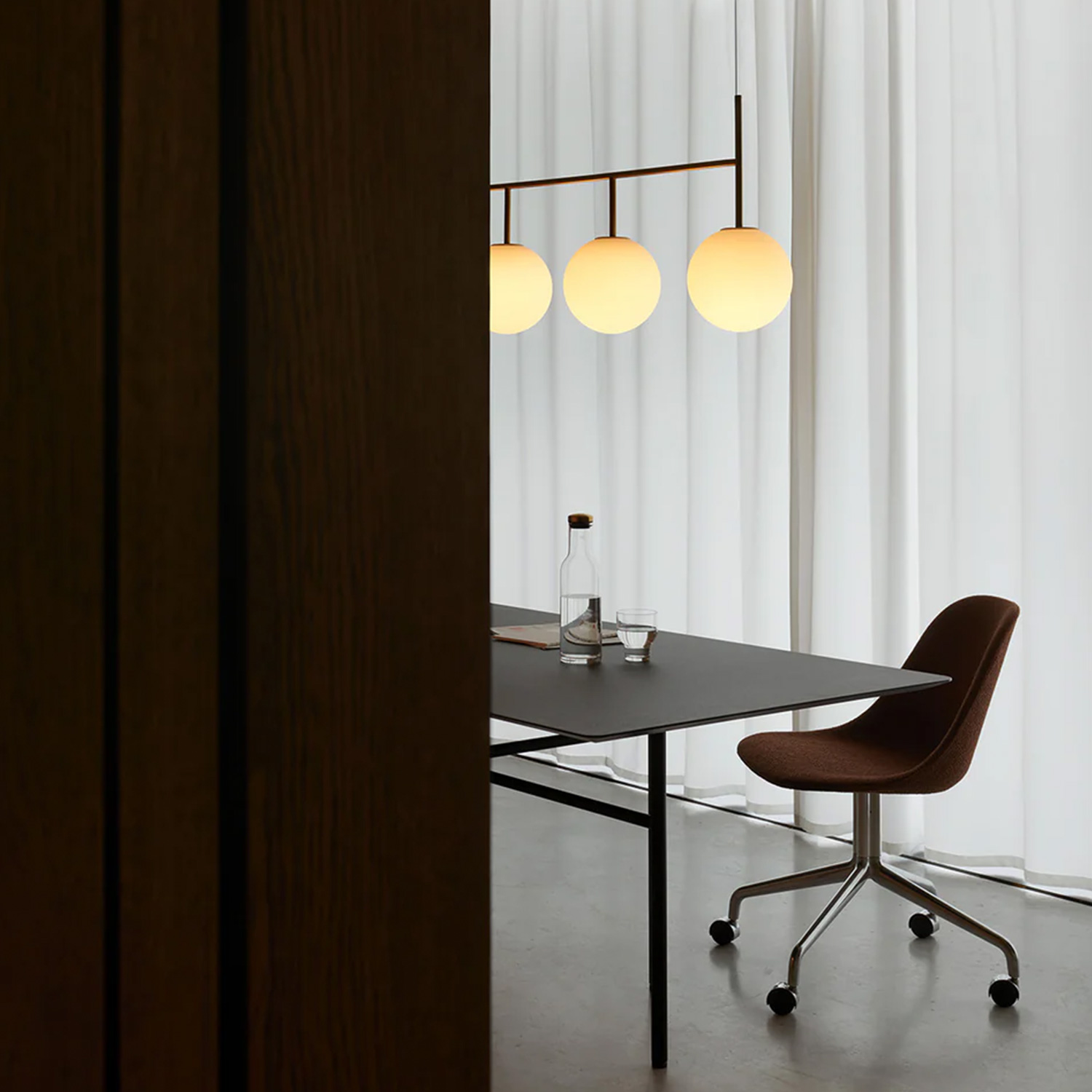 Audo - TR Bulb Pendelleuchte Rahmen schwarz / matt opal