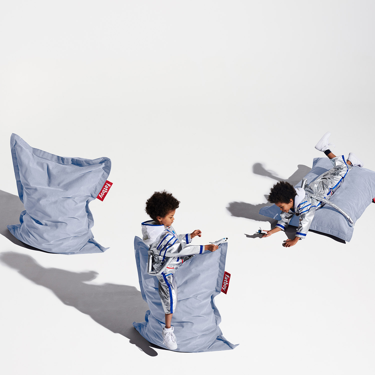 fatboy junior stonewashed misty blue mit kinder 105719