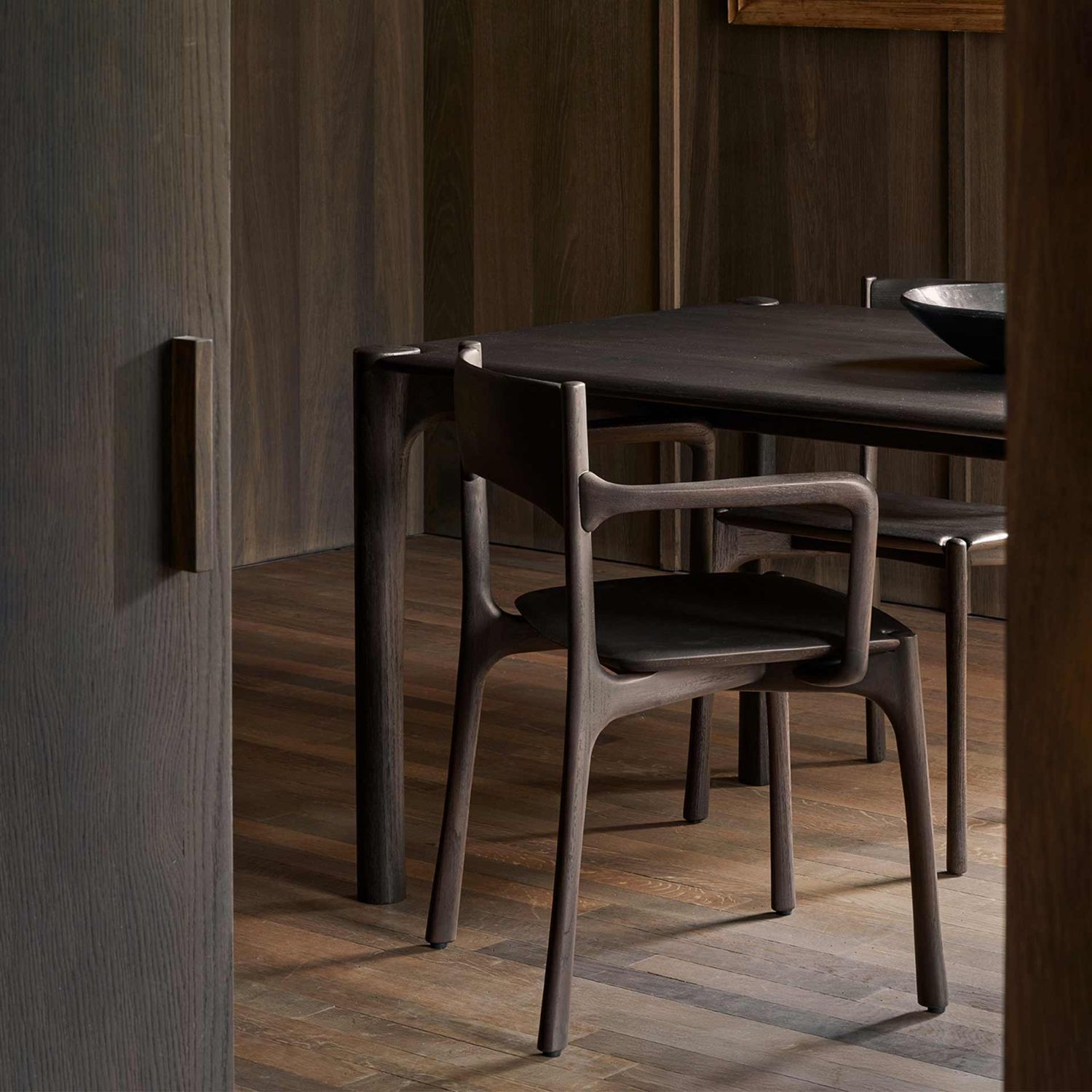 Ethnicraft - PI Stuhl teak dunkelbraun mit Armlehne