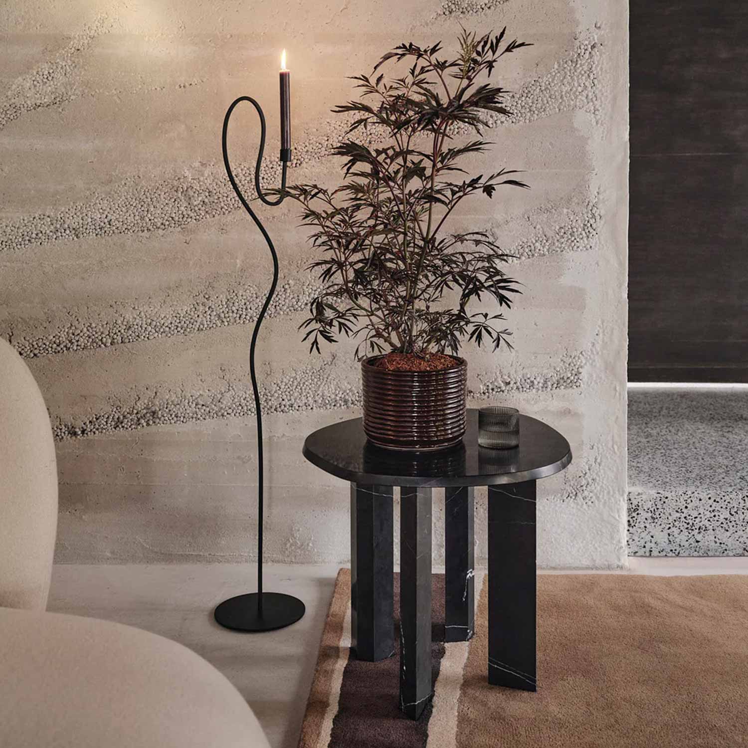 ferm LIVING Valse Stehkerzenhalter schwarz 1104269850 neben Tisch 104289
