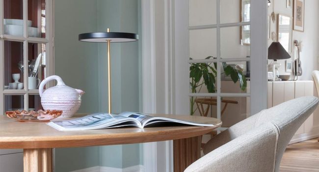 UMAGE Lampe Asteria Move LED Tischleuchte Akku auf Tisch