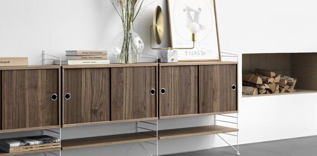 String Furniture Schrank mit Schiebetüren