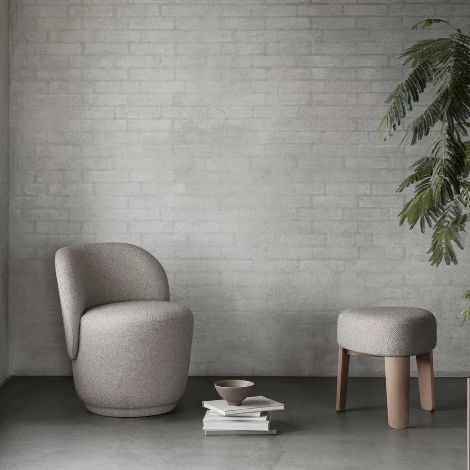 blomus kuon drehsessel mit Hocker vor Wand 102602